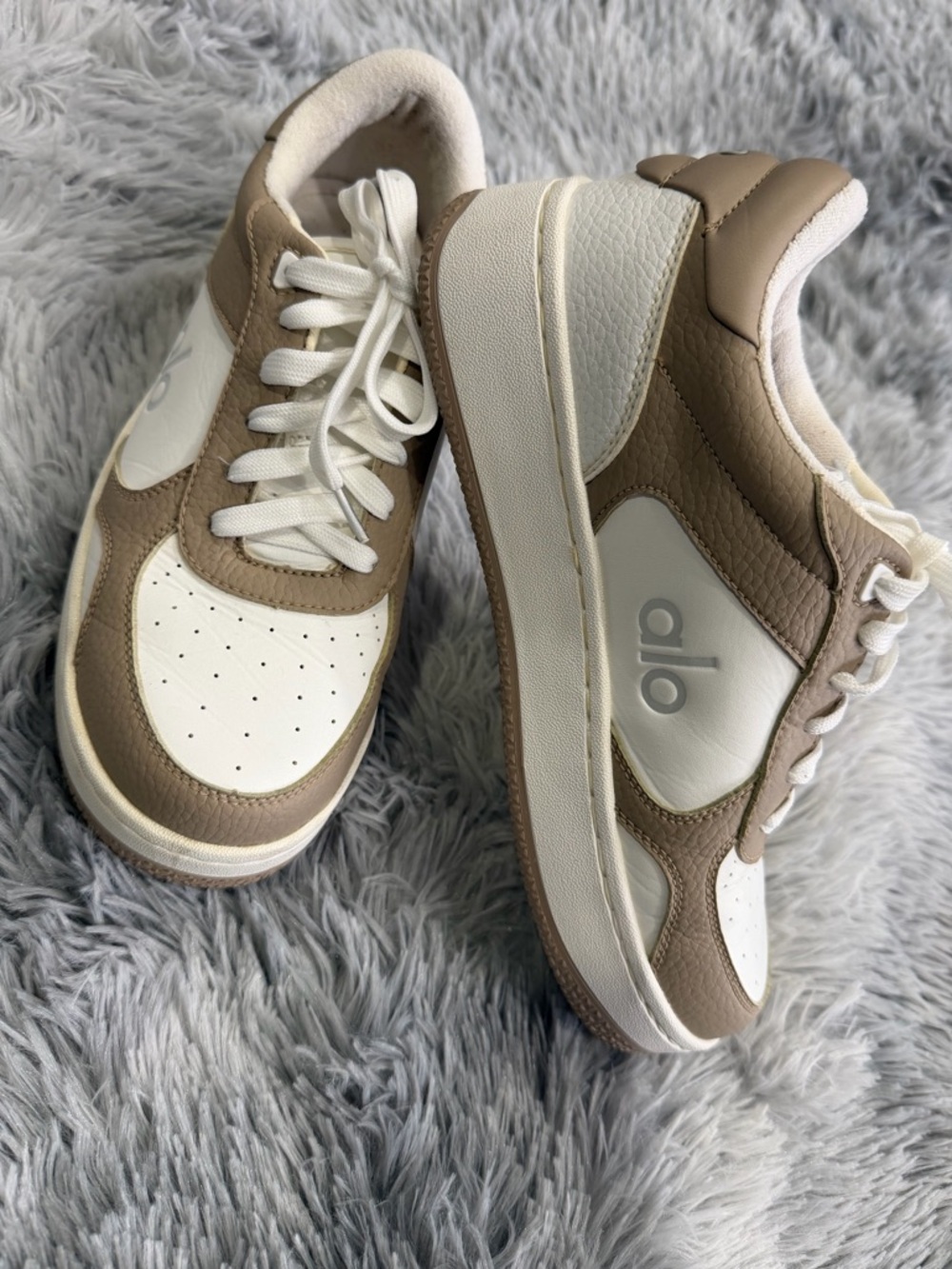 alo Recovery Mode Neutral Two-Tone Sneakers - Gravel and White W8